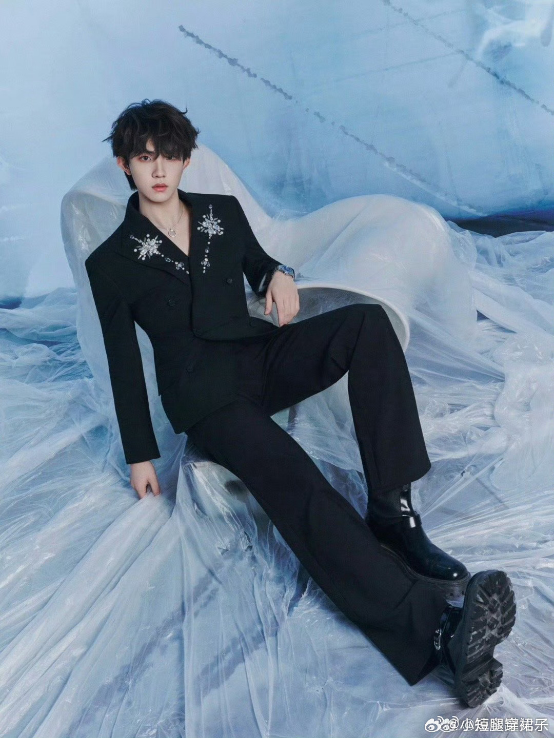 苏新皓深V真空西装苏新皓亮相微博之夜，一身深V真空西装造型，小王子一样真的很绝，