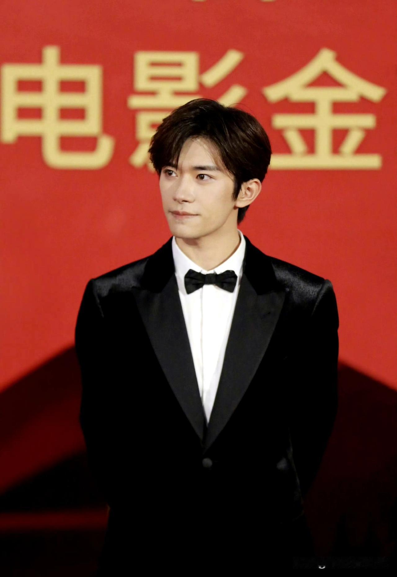 查了许久终于搞清楚了
为什么易烊千玺能成首位00后金鸡影帝
其实原因真的很简单，