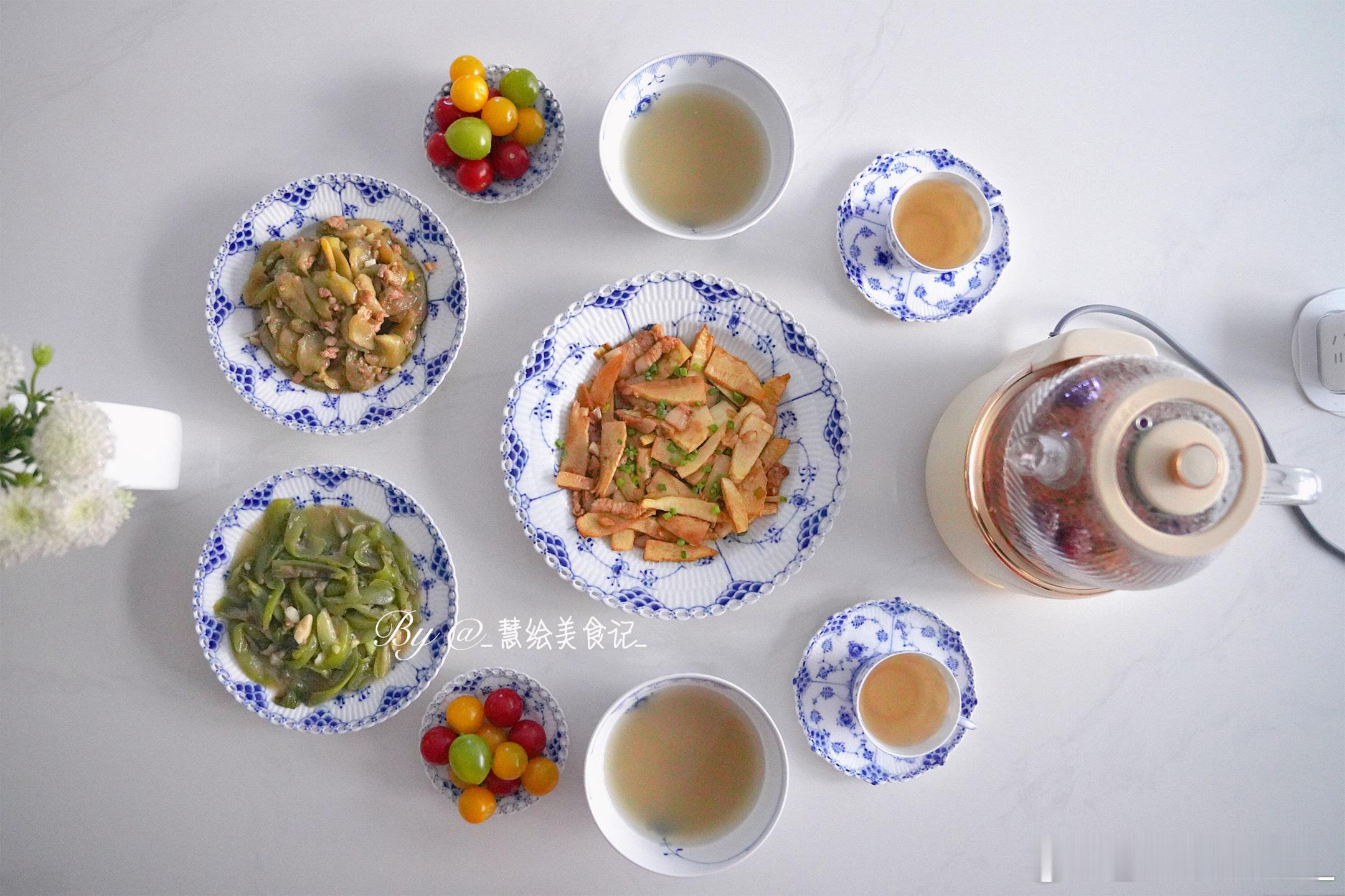 吃晚饭~冬笋炒五花肉、蒜蓉丝瓜、肉沫茄子、小番茄、五指毛桃土茯苓茶 ​​​