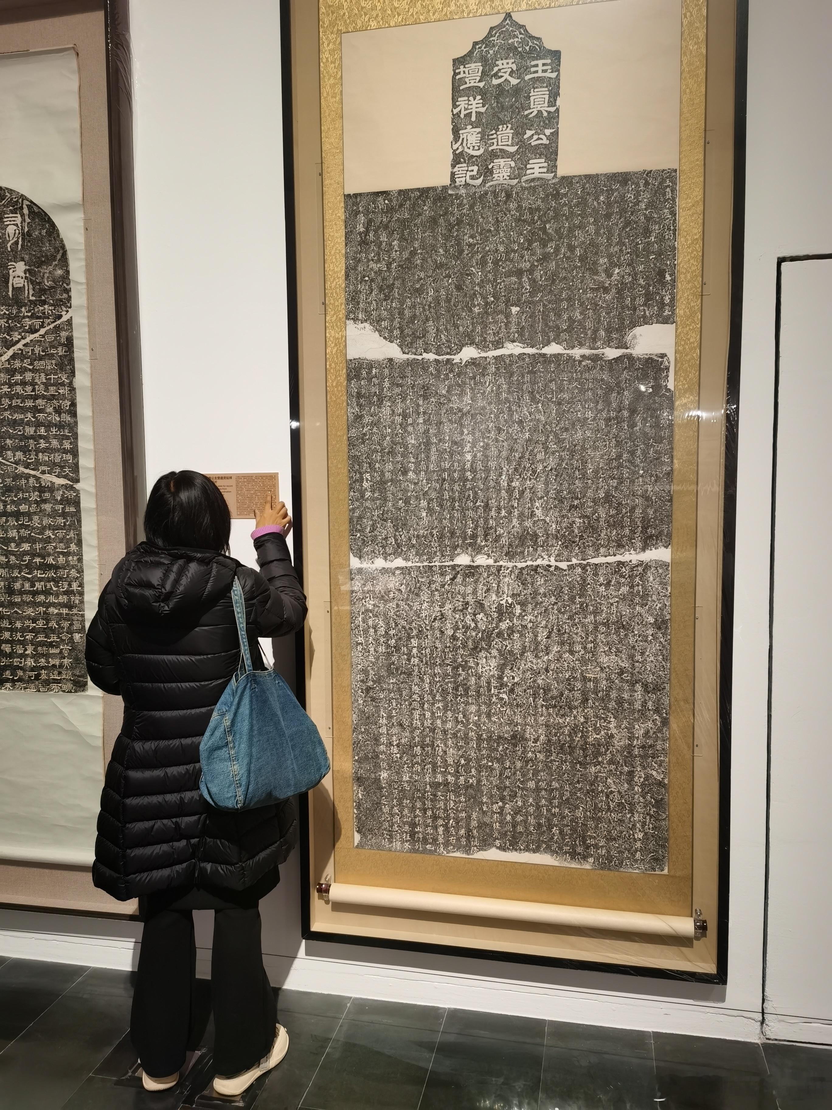 昨天北京突如其来的雪漫天雪花那一刻真的惊喜久违啦和北京的妹妹约了看展看戏一早到清