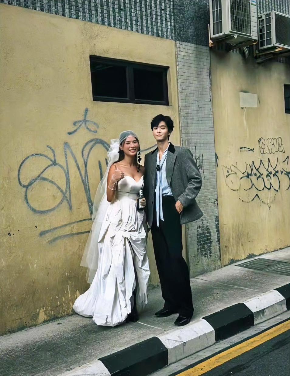 陈哲远这波操作真的太绝了！
大半夜的，有女粉丝直接穿着婚纱去剧组门口“堵”他，本