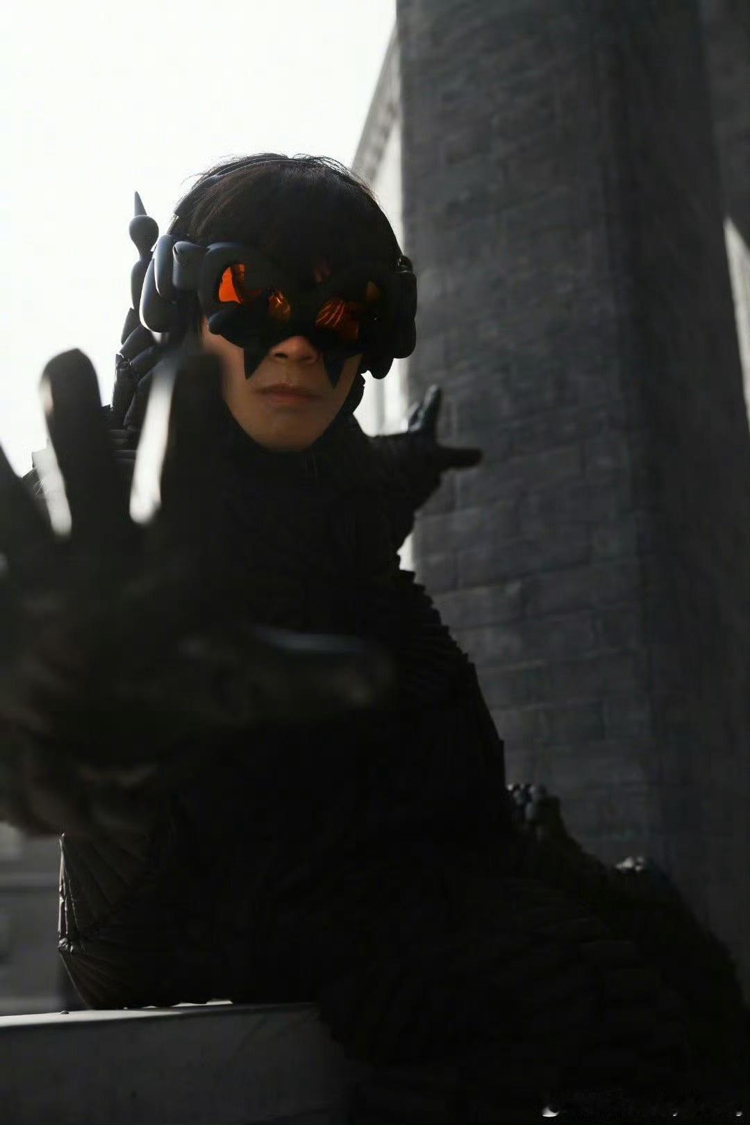 向佐找到了自己的喜剧新赛道  向佐在剧里也没有放弃自己的穿搭 向佐找到了自己的喜