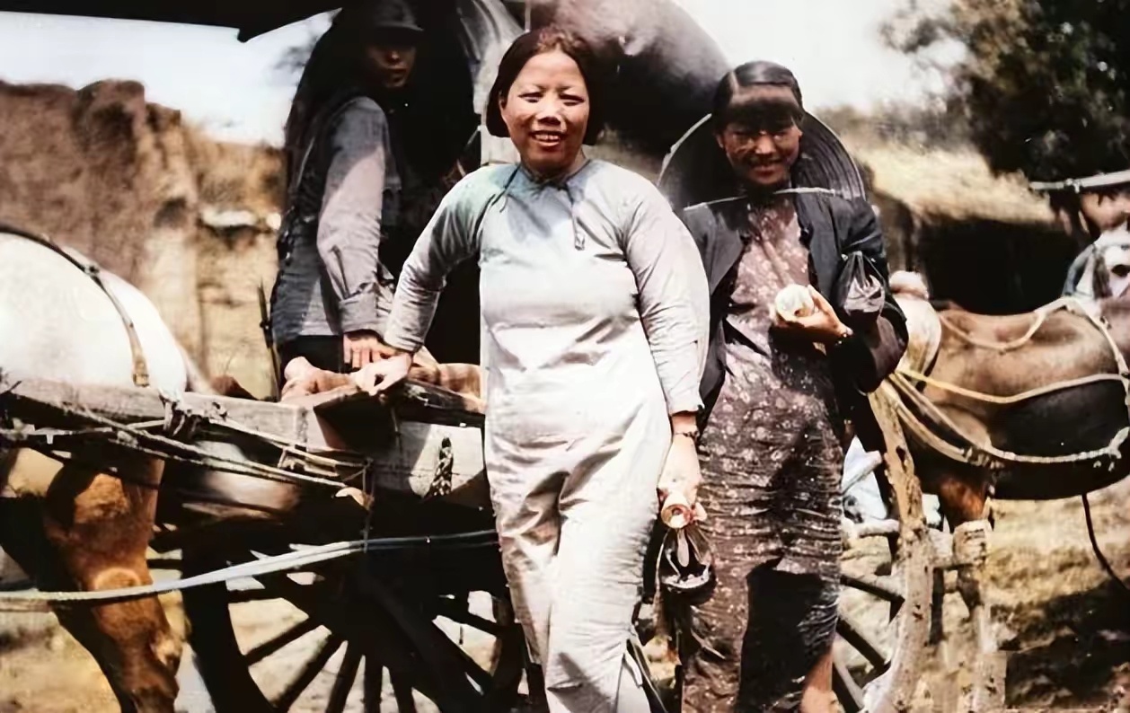 这是1939年邓颖超同志奔赴延安途中的珍贵老照片。当时邓颖超在北平养病，为躲避日