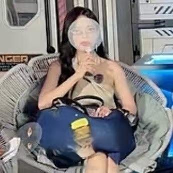 李一桐有自己的gaga扇子李一桐这波操作绝了！直播给姐妹送人脸扇子，自己还掏出个