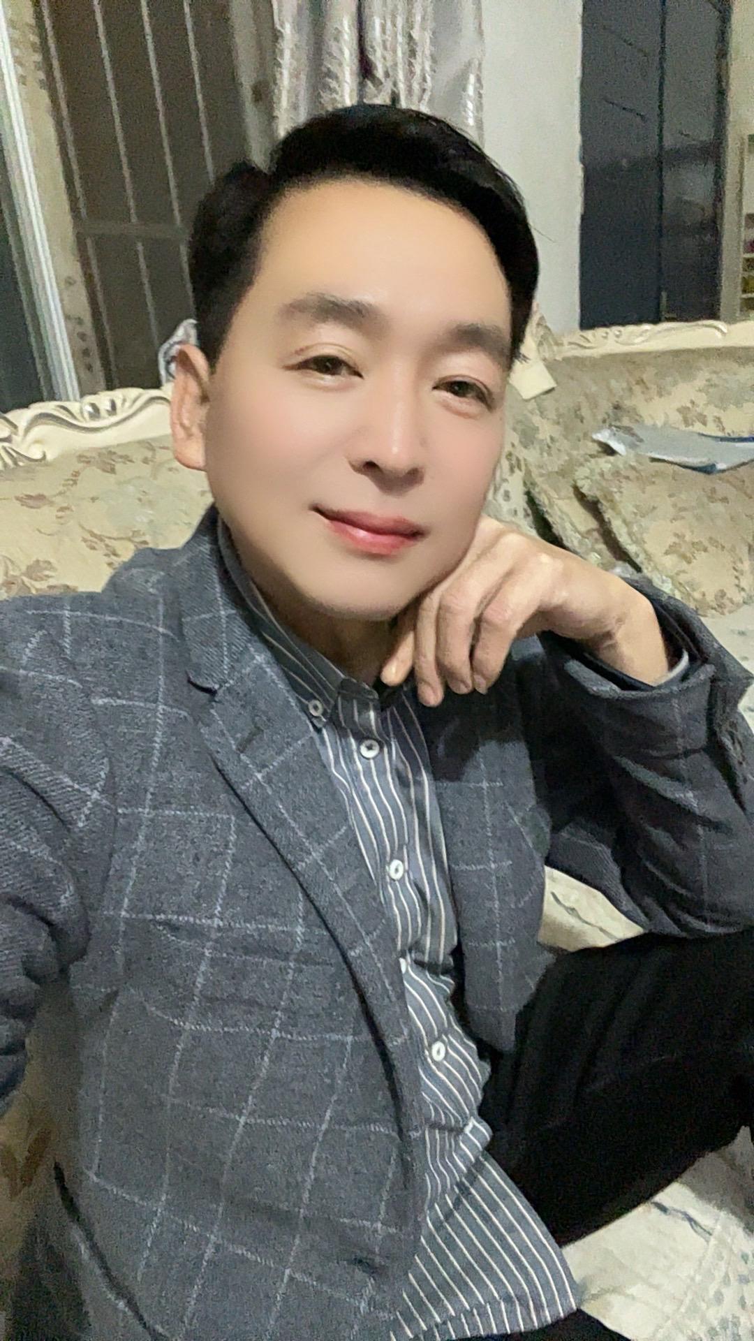 我本来是一个爱笑的人，可生活给了我满身的沧桑，有时候仔细想想，人真的不...