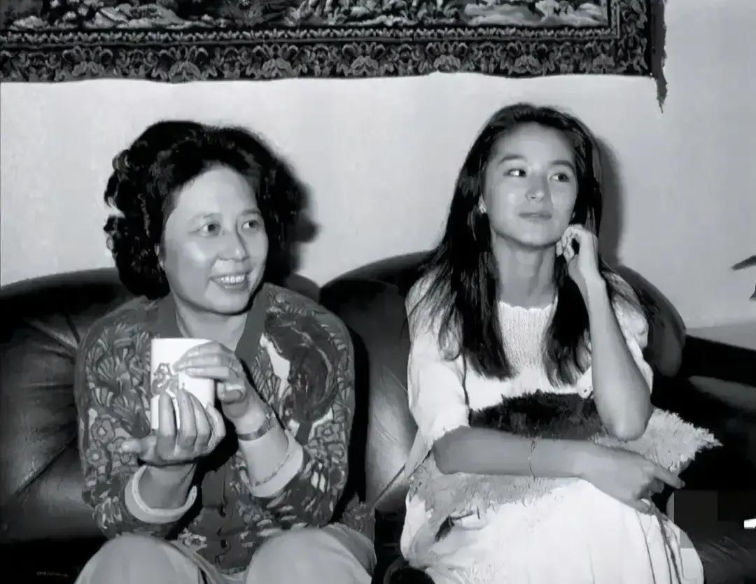 林青霞和邓丽君的老照片被翻出来，跟她们妈妈的旧照摆一起，网友炸锅。
俩妈长得都平