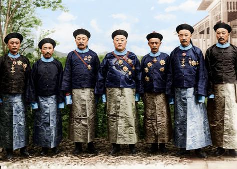 1909年，清朝筹办海军大臣载洵（居中）与海军提督萨镇冰（右三）等人赴欧洲考察海