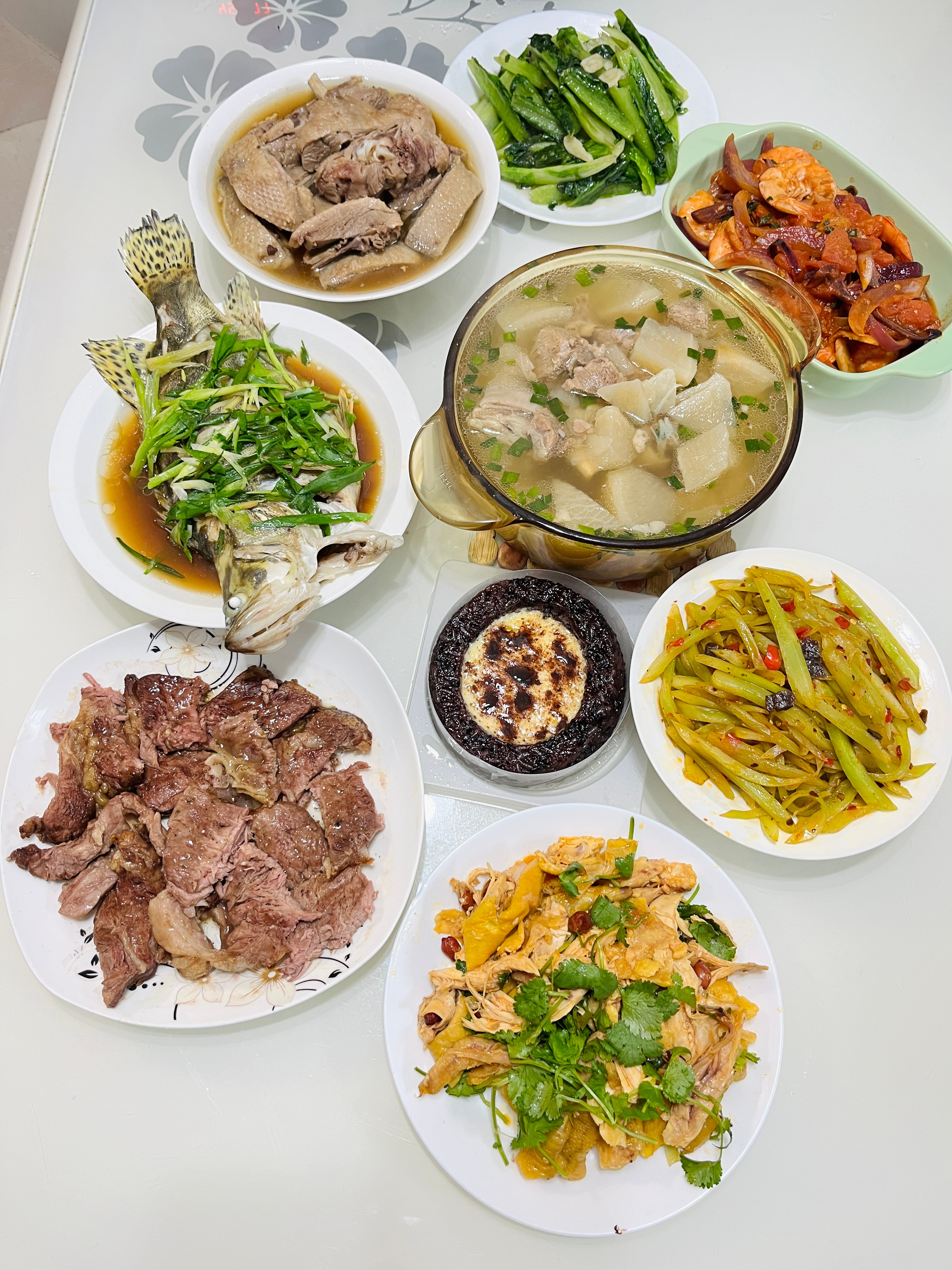 #春节团圆故事#今年留在上海过年，举杯遥祝家乡的亲人们除夕快乐[拜年]#年夜饭#