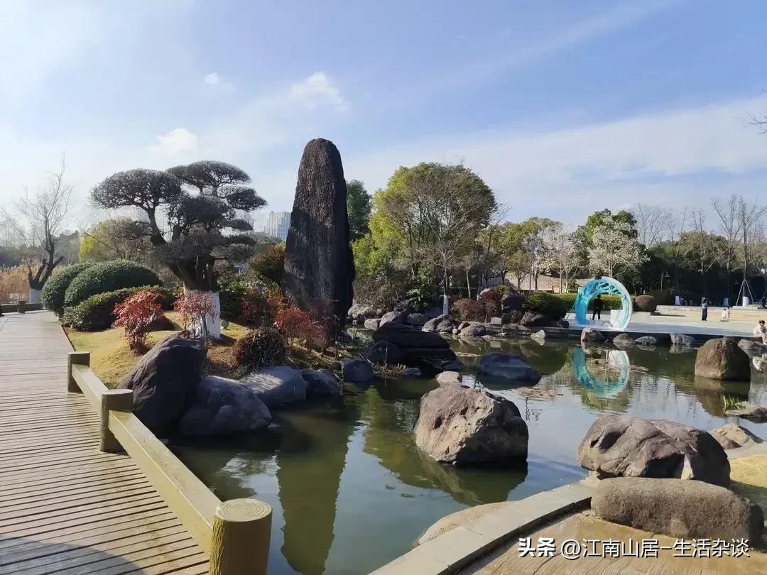 我们都知道，地球大气层就像防护罩一样，保护着地表的安全。但是大气层，是怎么跟地球