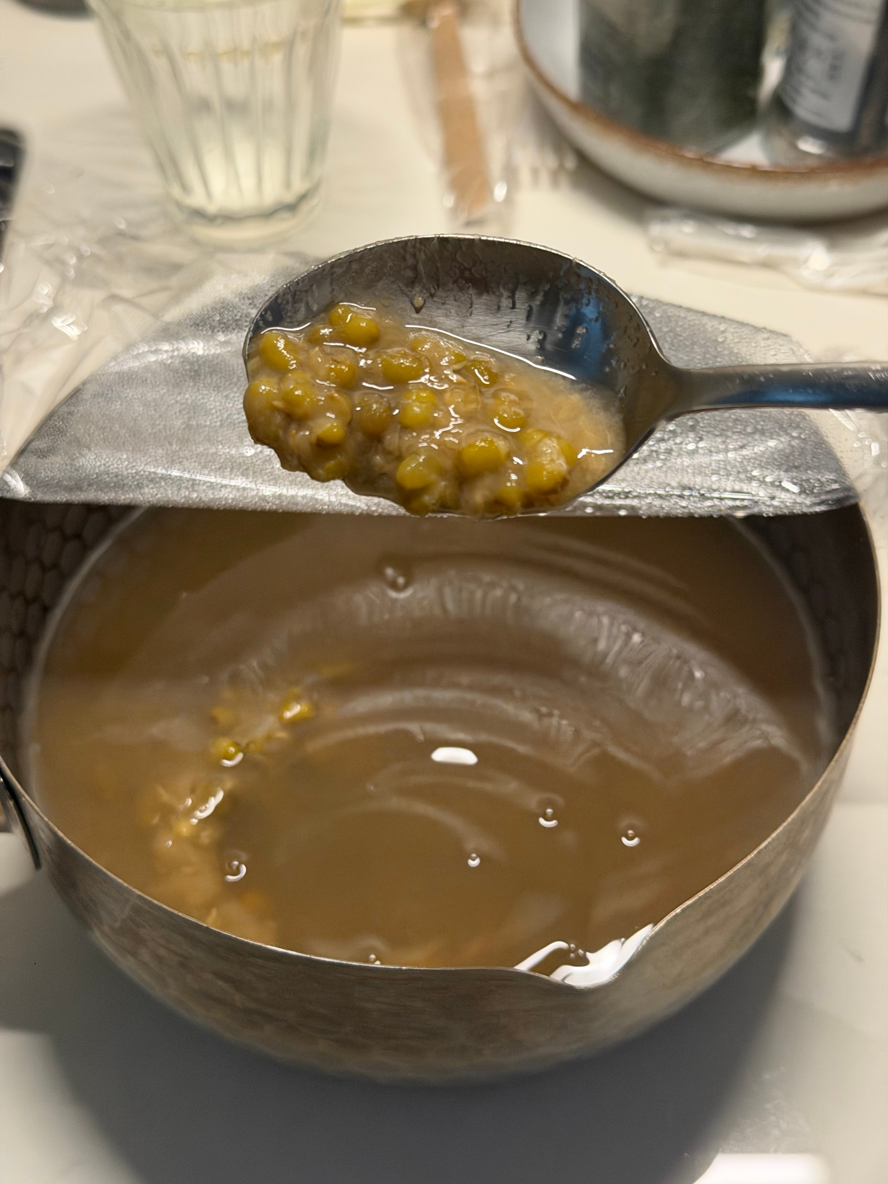 看我昨晚熬了三个钟头的绿豆沙怎么样，我准备放急冻室里冻一会儿，这种还是要吃带有冰
