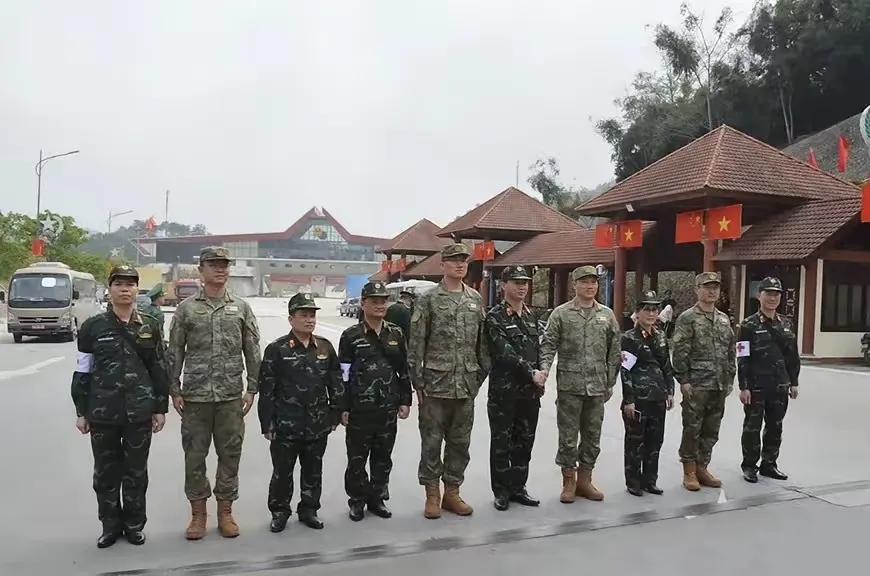 中越军人身高差距可不小。
可能是人种、
可能是水土、
也可能是营养等等都有关系吧