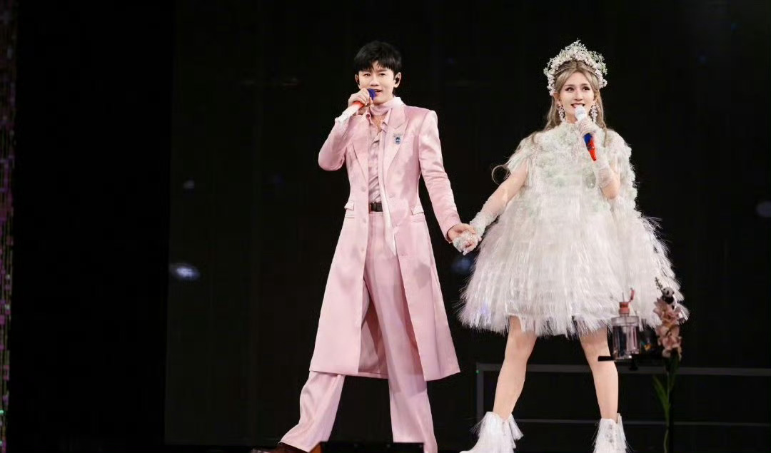 张杰在谢娜庆功宴上敬酒天啊这也太幸福了还得是真夫妻 好甜啊