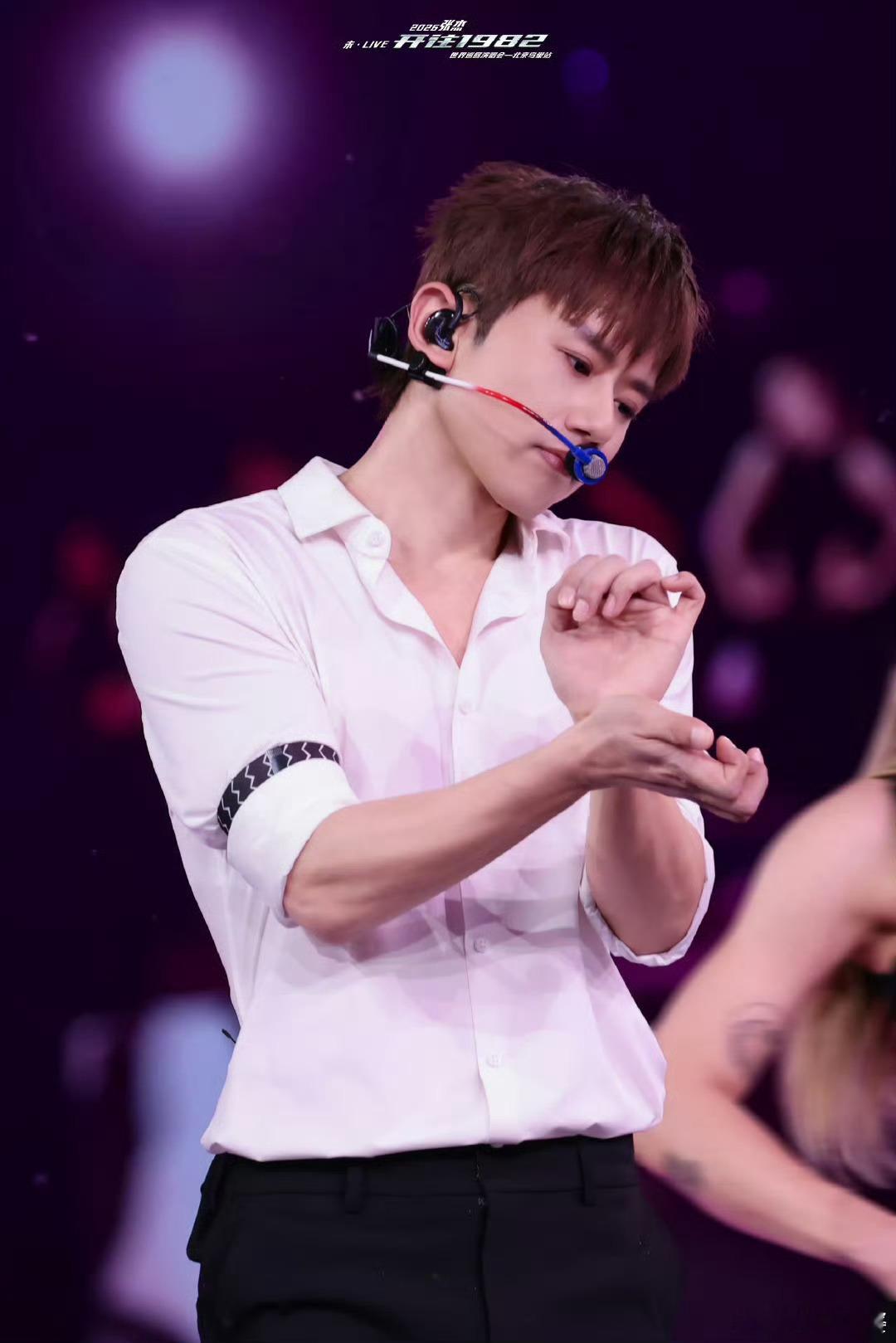 张杰演唱会只有张杰在淋雨张杰鸟巢演唱会笑cry名场面来啦!小雨濛濛观众席全遮得严