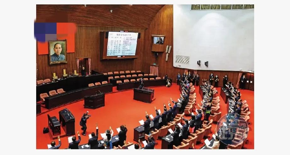 【韩国瑜和江启臣有望掌握民意机构，蓝绿白阵营团进团出】民意机构的领导权之争正变得