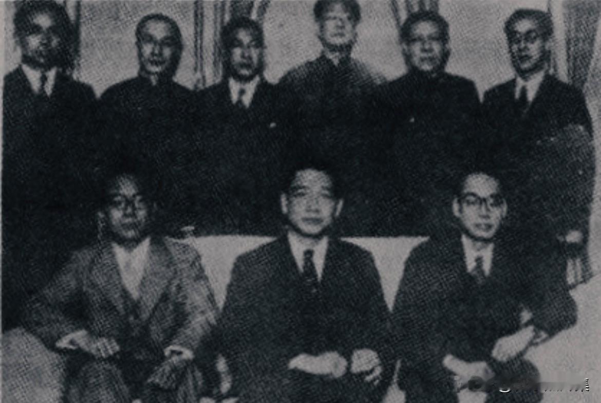 1940年4月26日，前排左起：今井武夫、汪精卫、影佐祯昭，后排左四是周佛海，左