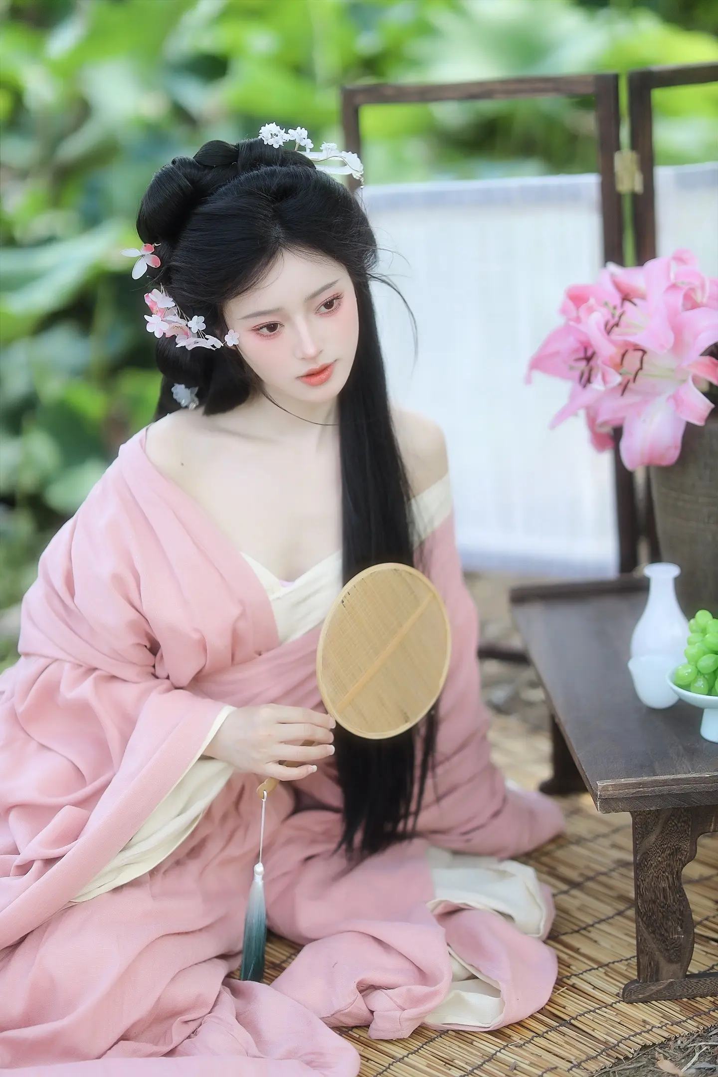 独爱出淤泥而不染，濯清涟而不妖。评论区形容她就像一池荷塘中新开的一朵荷花