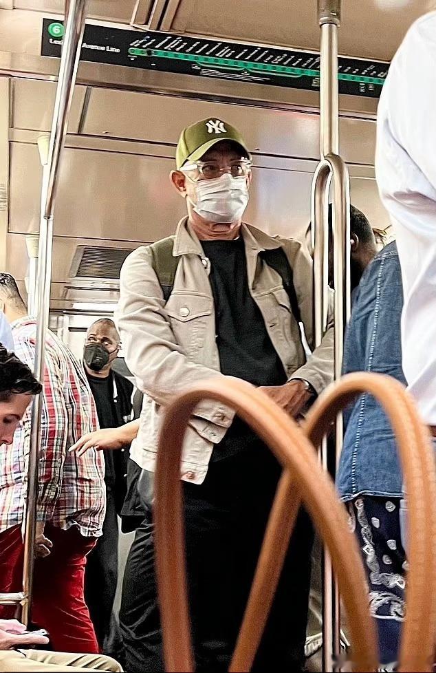 纽约地铁偶遇汤姆汉克斯汤姆·汉克斯 本周，汤姆·汉克斯（Tom Hanks）被拍