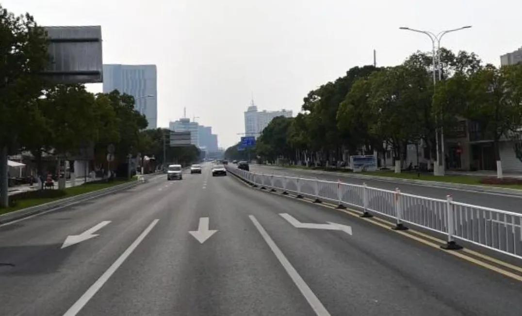 东台市位于江苏省的中部，是江苏省盐城市代管之下的一座县级市，是盐城市最南端的一座