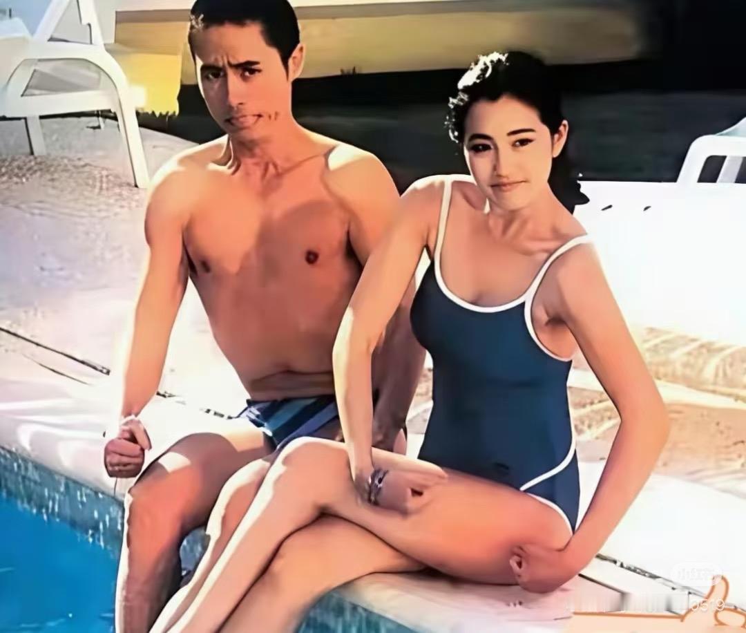 戛纳泳池，日光柔和。
一张老照片，封存一段尘封的过往。

彼时巩俐青涩灵动，张艺