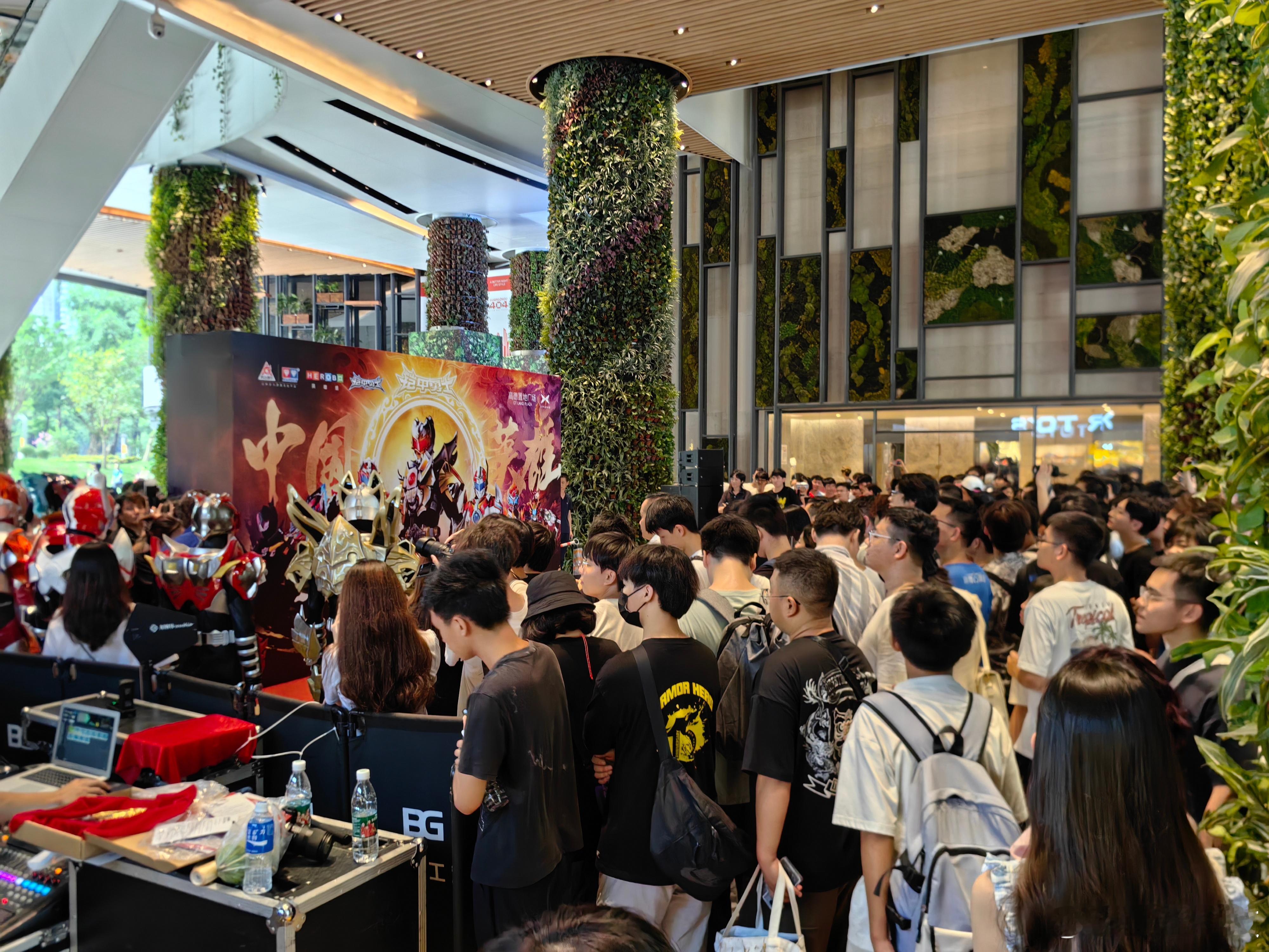 更适合中国宝宝体质的超级英雄——铠甲勇士迎来了15周年[比耶]在巡展启幕仪式现场