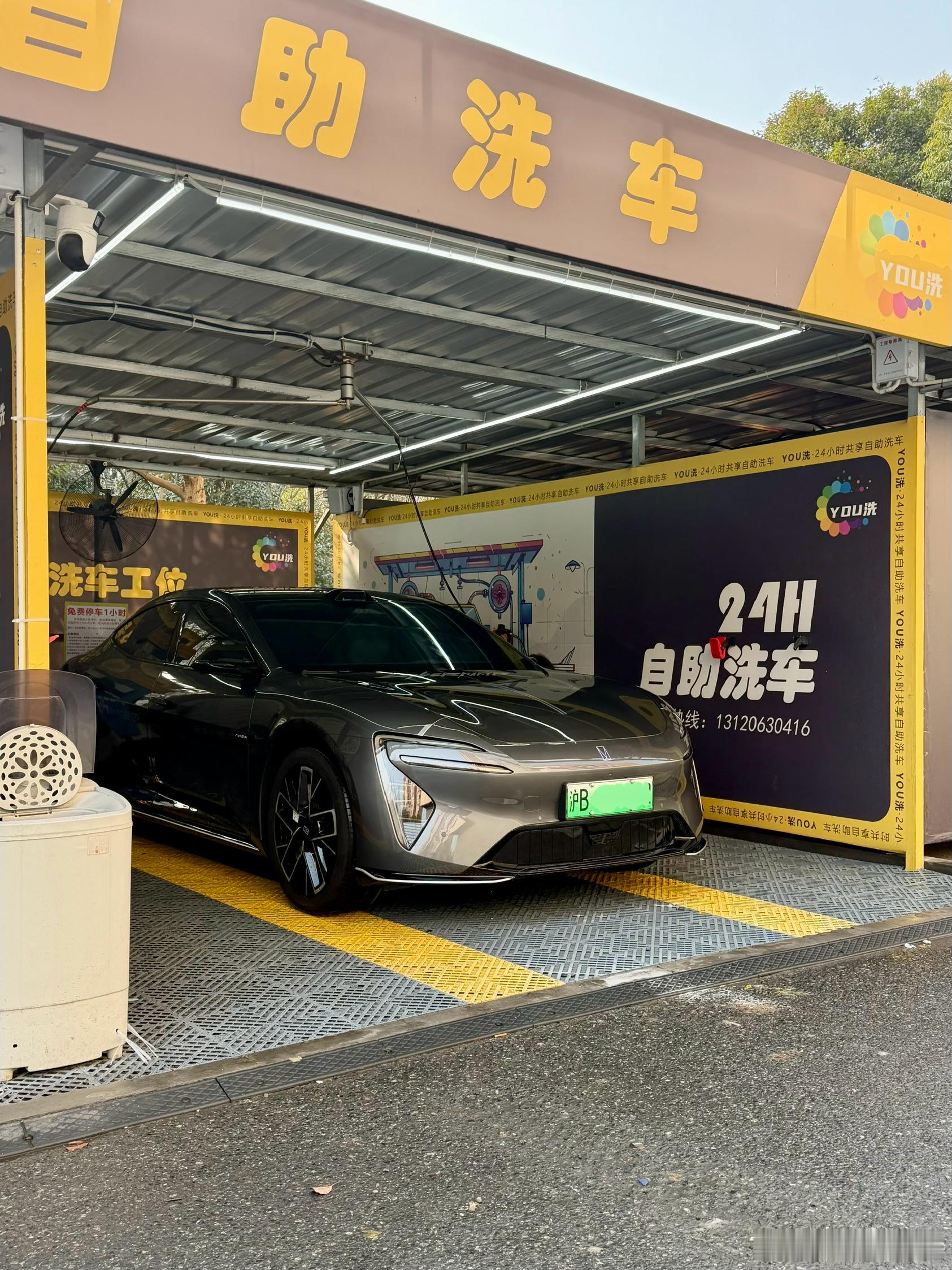 不容易呀，年前最后一次洗车，碰到了一位阿维塔06 Ultra车主。毛巾、洗涤剂这