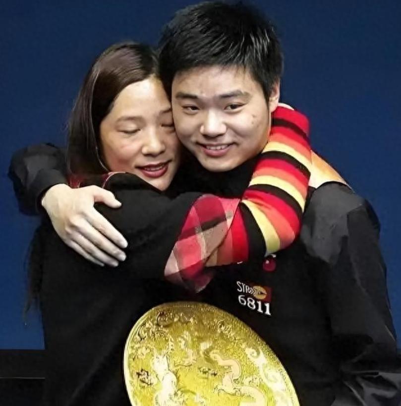 丁俊晖有钱有势，为何放弃“九球天后”潘晓婷，反娶大六岁张元元，一个8岁就背负全家
