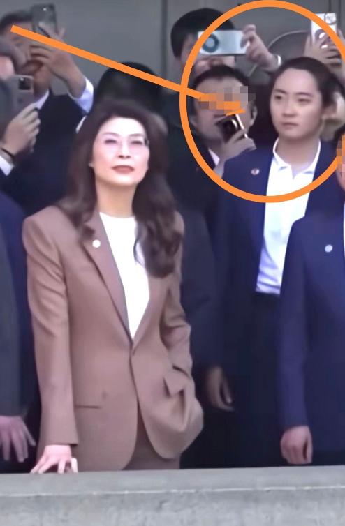 郑丽文身后女保镖意外走红！这安保实力，真的规格超高！

郑丽文拜谒的现场照一出来