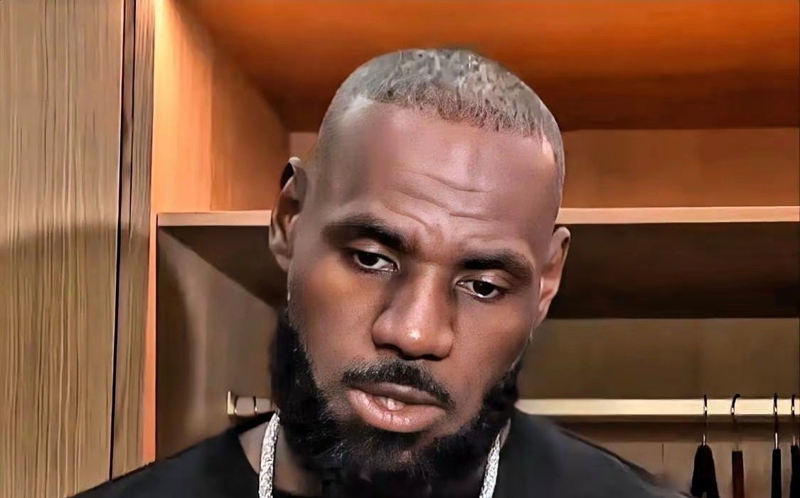 詹姆斯接受媒体采访，谈到这次飞身救球时，他说得朴实又有力：“不，这仅仅是活在当下