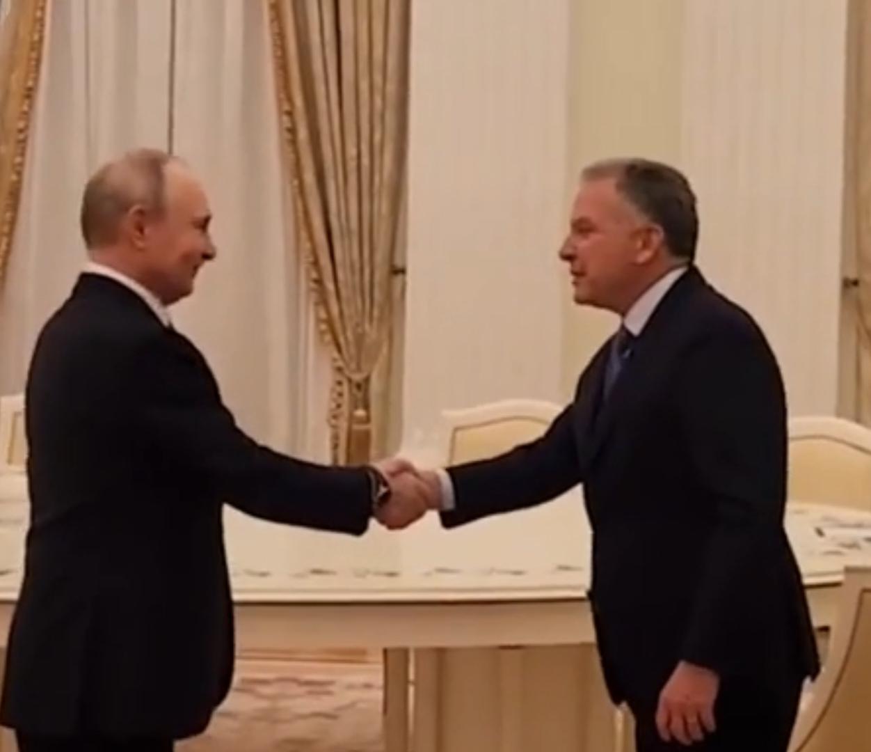 在这场牵动全球目光的安全会谈背景下，普京与俄方代表的会面传递出关键信号。这位核心