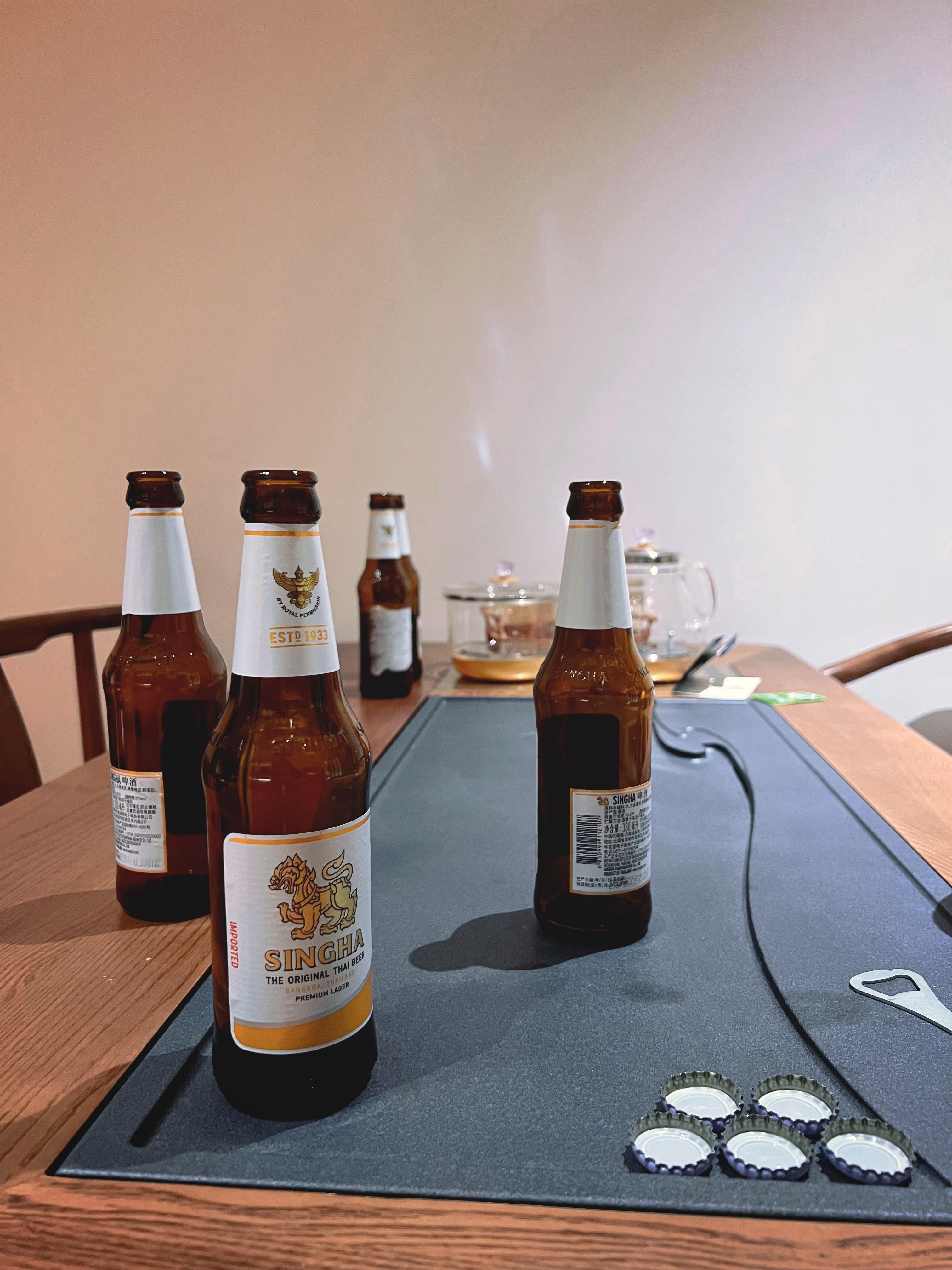 晚上约了从成都带娃过来玩儿的老友来酒店喝酒聊天，这么多年了，一见面还像这18年从