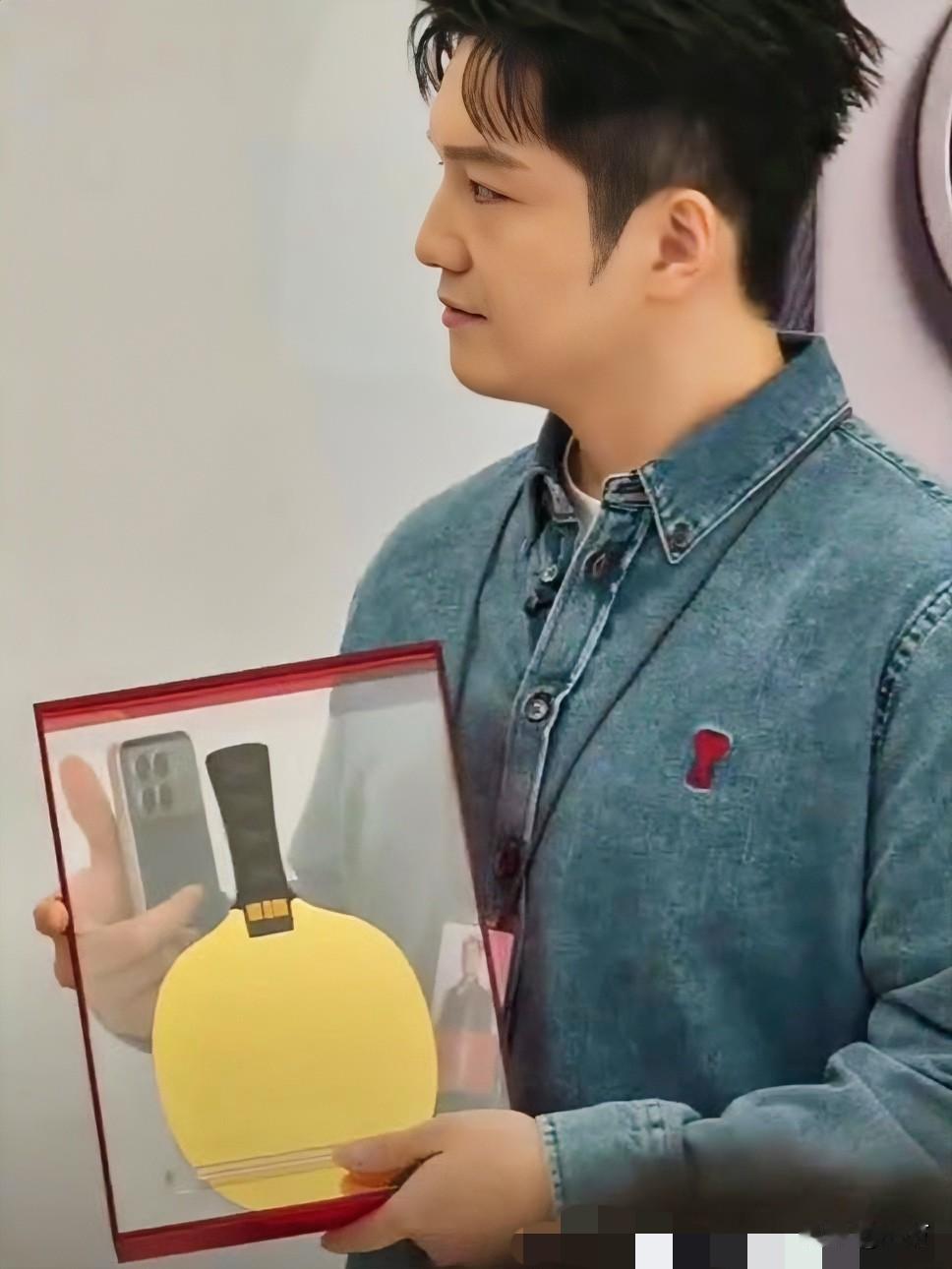 樊振东获得金球拍！

就在刚才，红米为了致敬樊振东，现场给他颁发了一个纯金打造的