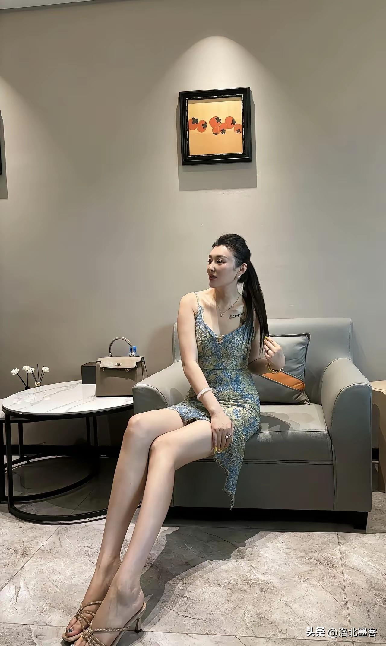 表妹三十岁了，还单身着。现在的男孩子都不去追求她，还真是奇了怪了。