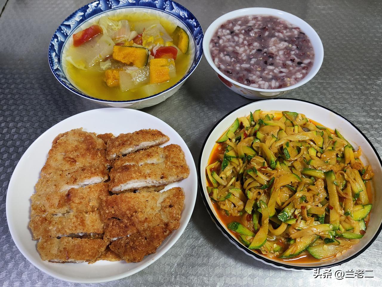 五月十五日晚餐分享，有煎鸡排，外皮酥脆内里鲜嫩；有炒嫩南瓜，味道鲜美可口；有煮蔬