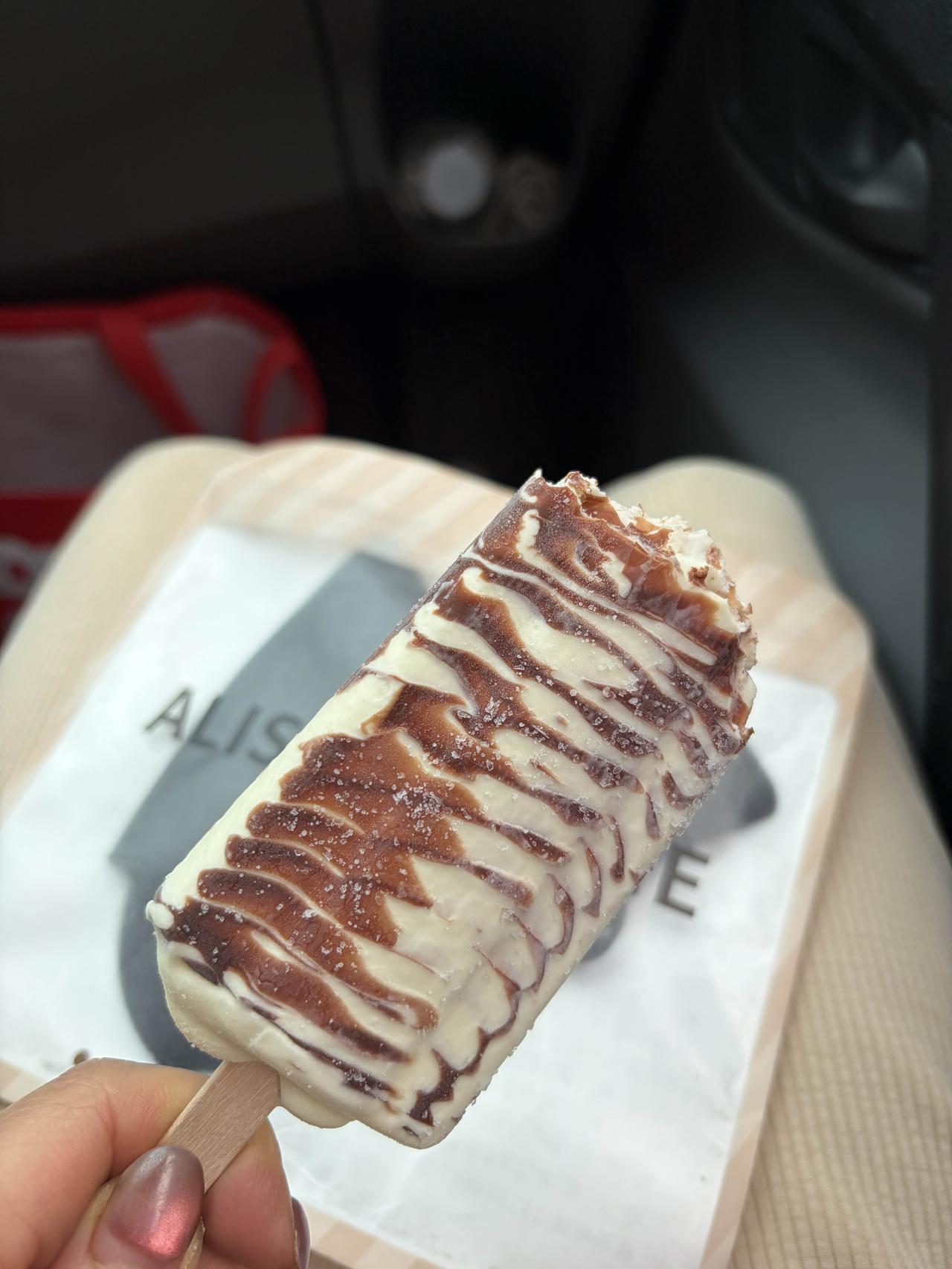 我大多数吃自己种的菜 、养的鸡，偶尔吃点垃圾食品取悦自己，毕竟人活着，不必活得像