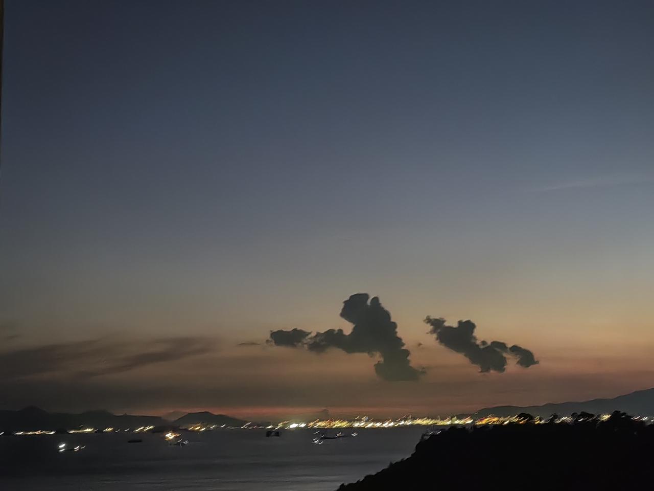 拍摄于惠州市惠东县巽寮湾风景区的海滩和晚霞