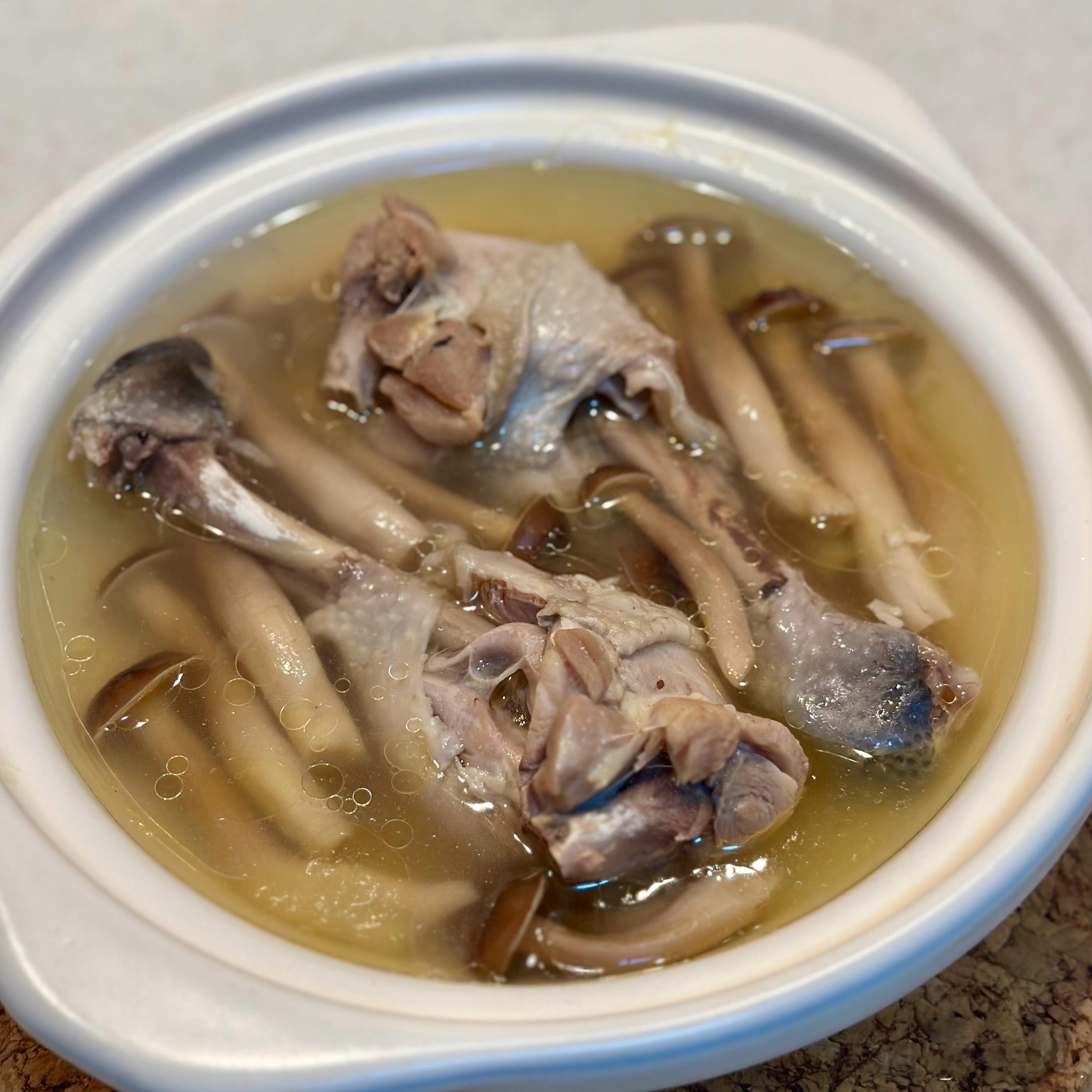 晚餐。大鸡腿搭配鹿茸菇，白灼的空心菜。这两个共用一个煳辣椒蘸水。主食有烤玉米烤红