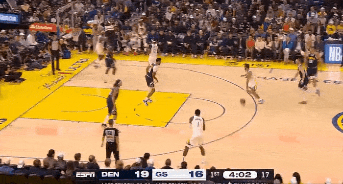 这事擅长！小佩顿完成空接补篮！
在今天NBA常规赛勇士对阵掘金的第一节比赛中，库