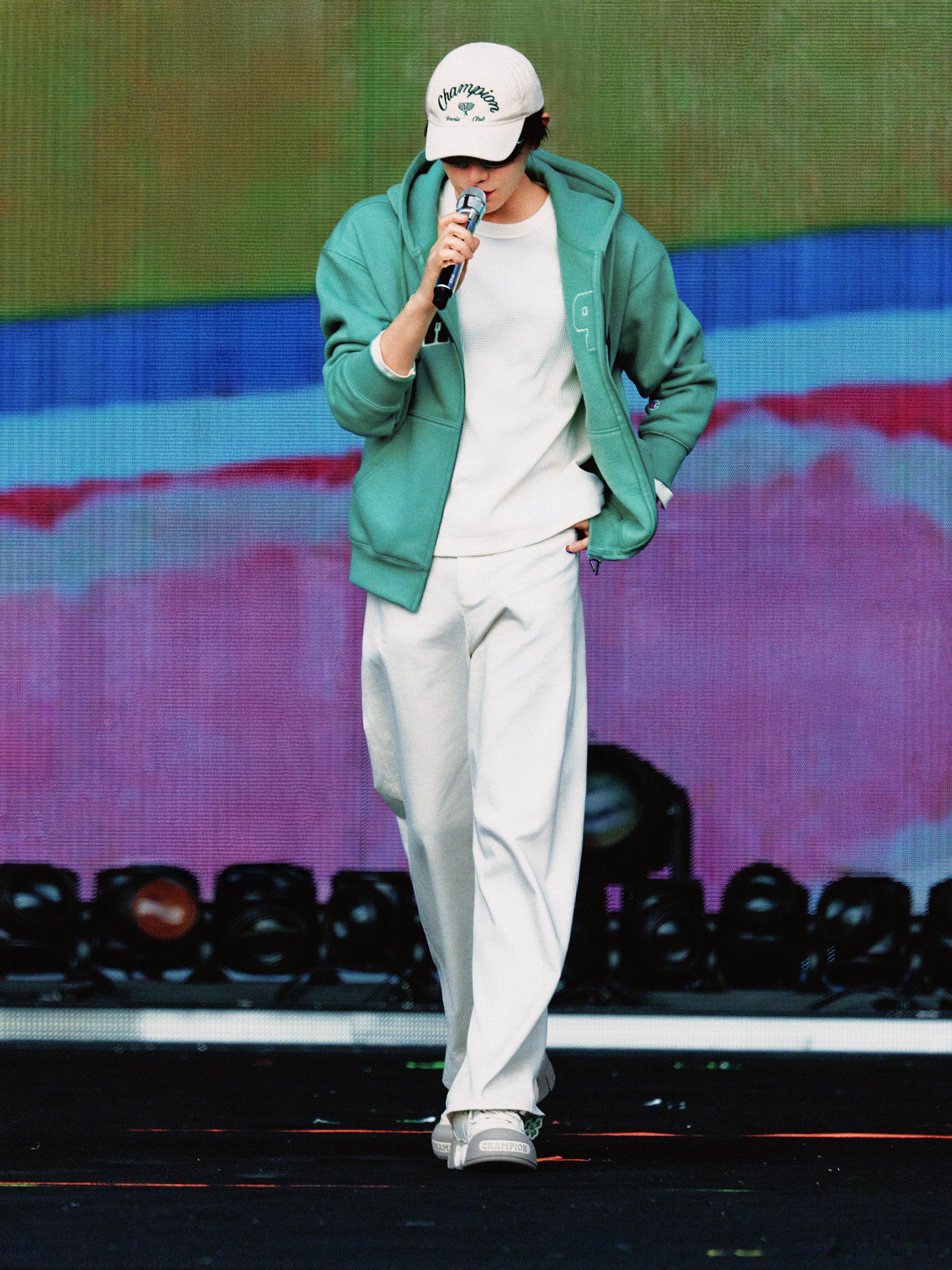 丁禹兮湖州泰嗨音乐彩排照释出，代言人上身全套Champion，清新干净的绿色卫衣
