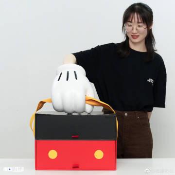 小米+米奇 ！收到了「小米Civi 3迪士尼100周年限定版」的邀请函礼盒，这邀