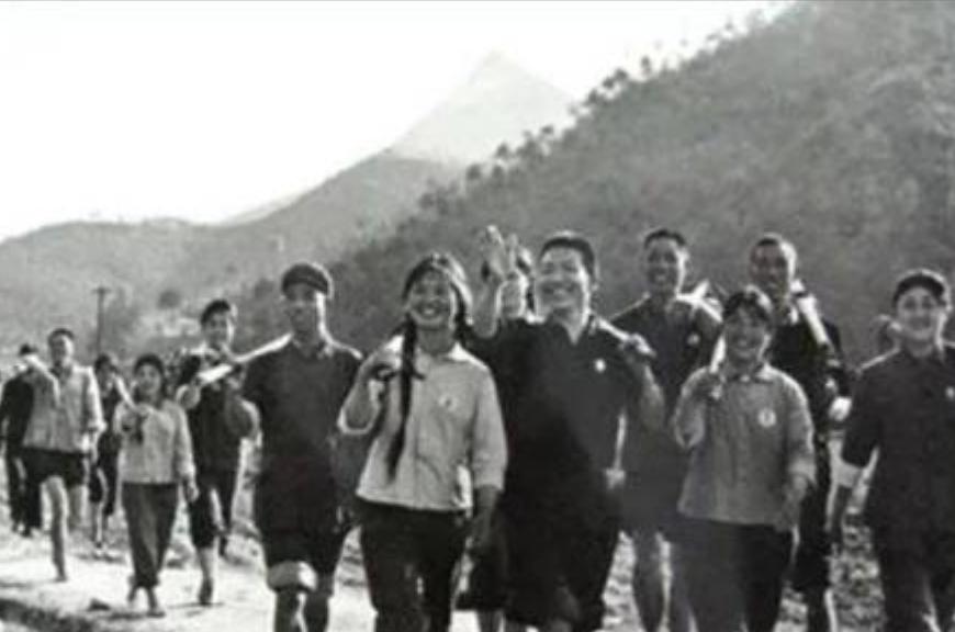 1970年，19岁北京知青摔断手臂，跑到县城买药。可药钱差1角，他恳请营业员帮忙