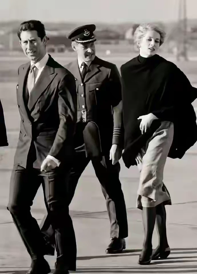 戴安娜王妃这张照片时，简直令人惊艳，她的美丽与气质令人叹为观止，穿搭也十分出彩。