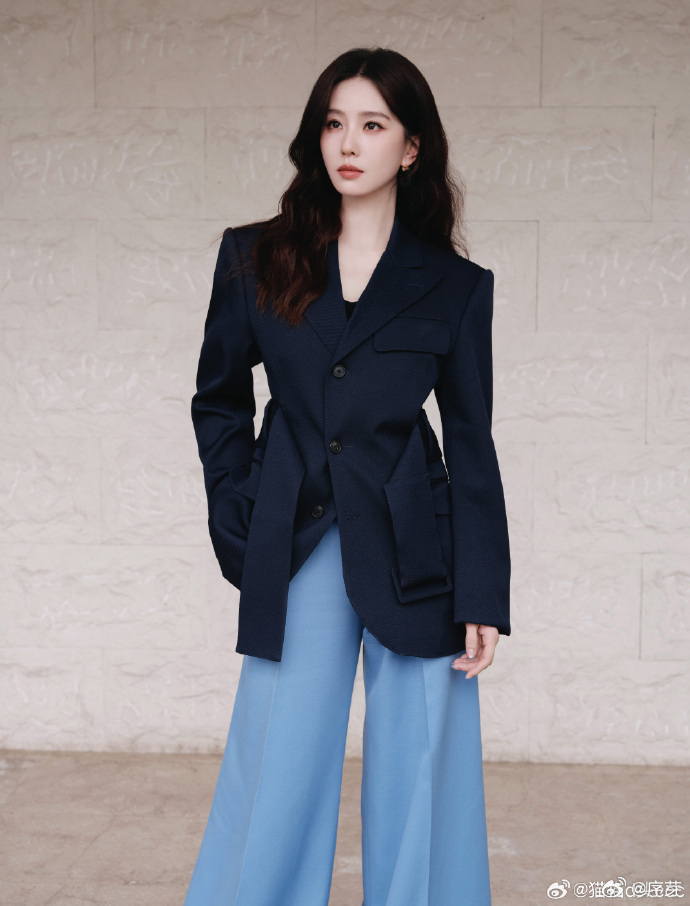 刘诗诗和10个龙葵同台了刘诗诗四川线下活动四川峨眉山的活动太会了！刘诗诗和十个龙