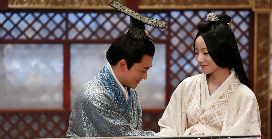 征和二年盛夏,长安椒房殿。皇后卫子夫六十出头,这把椅子她坐了三十八年。武帝派使者