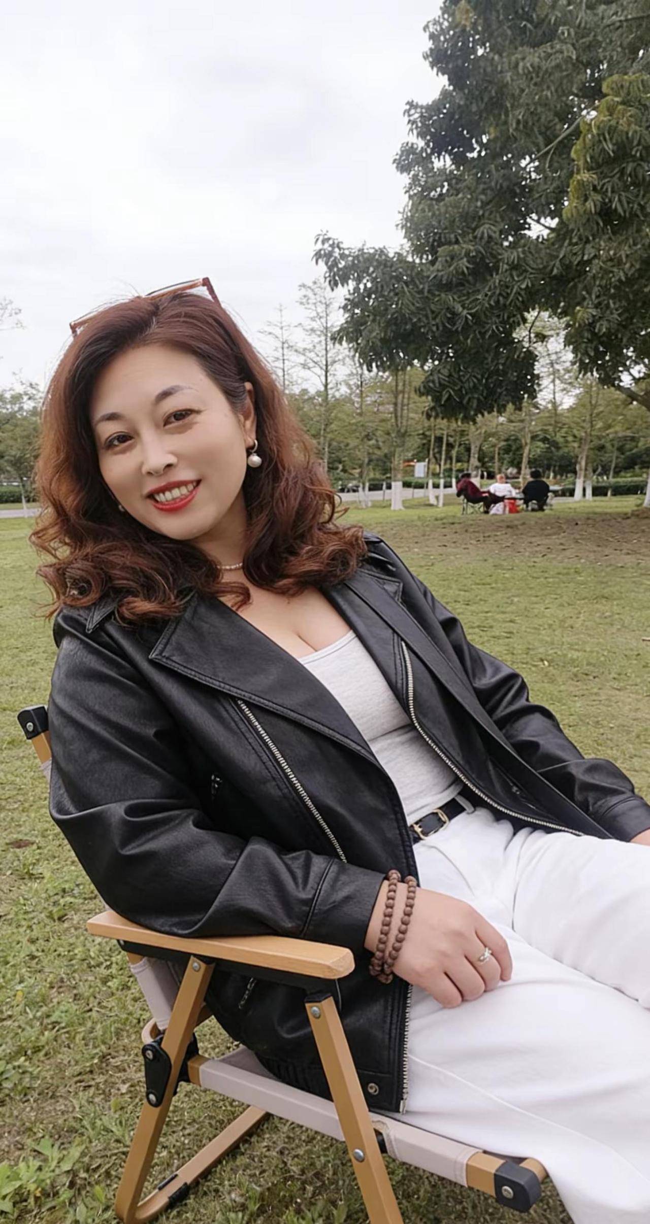 ☀️今日份公园ootd来啦～ 🌿黑色皮衣配白裤也太酷了吧！😎坐在折叠椅上晒太
