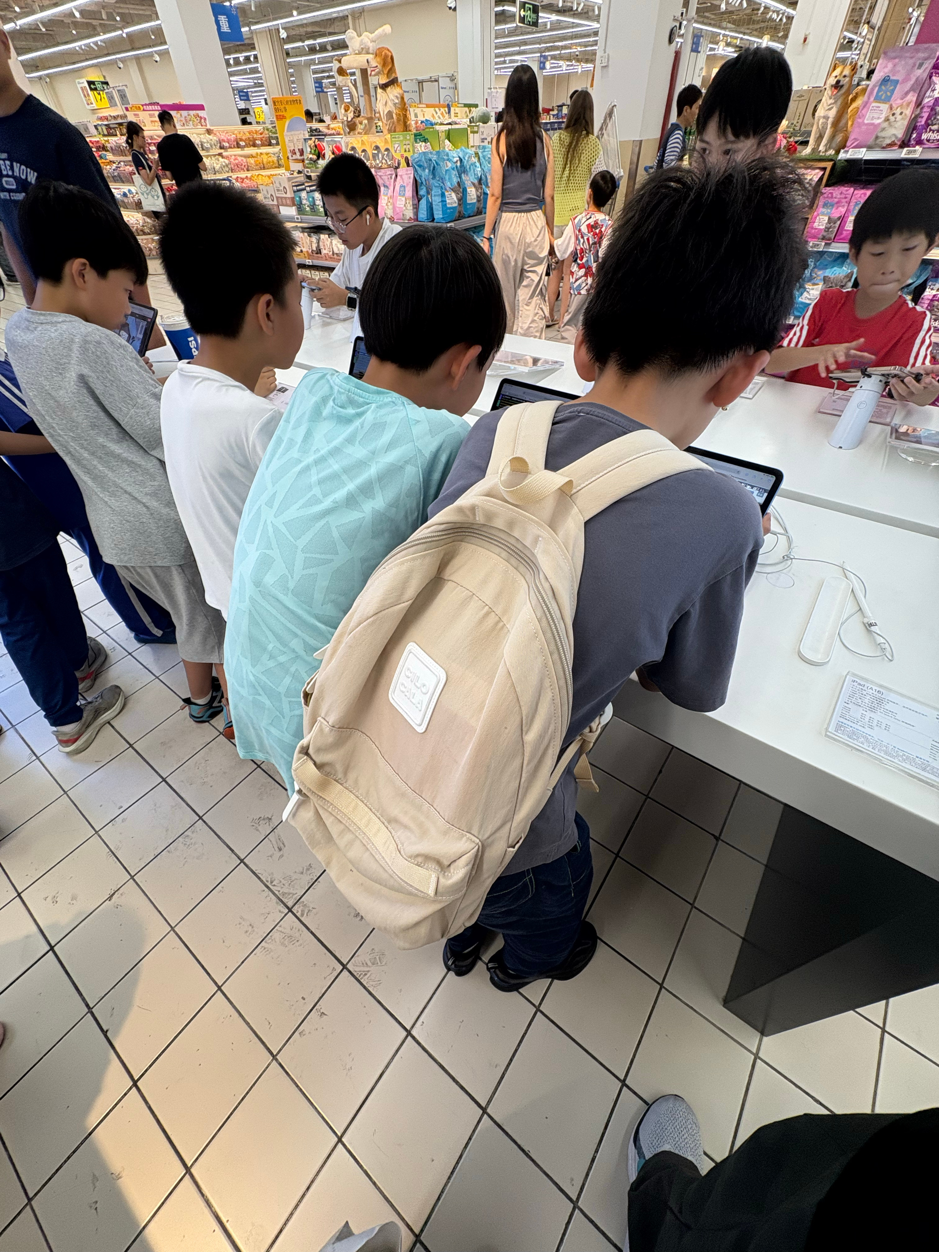 父母离婚没人管小孩商场玩手机这种小孩谁会驱赶呢那些占着手机打游戏的才过分[怒] 