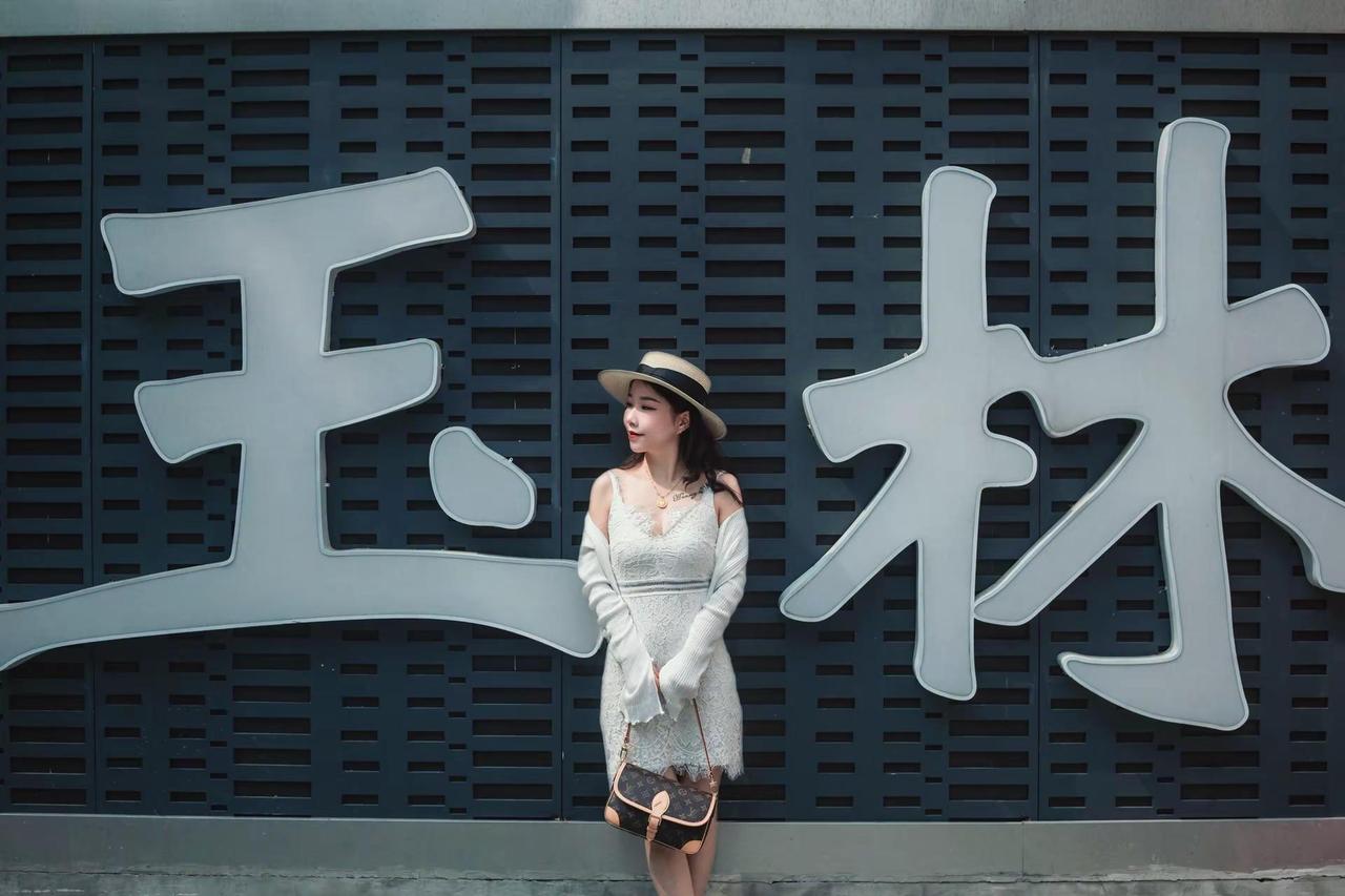 这个世界很大的呀 如果不是刻意见面的话 就真的再也见不了面了 再见容易 再见难