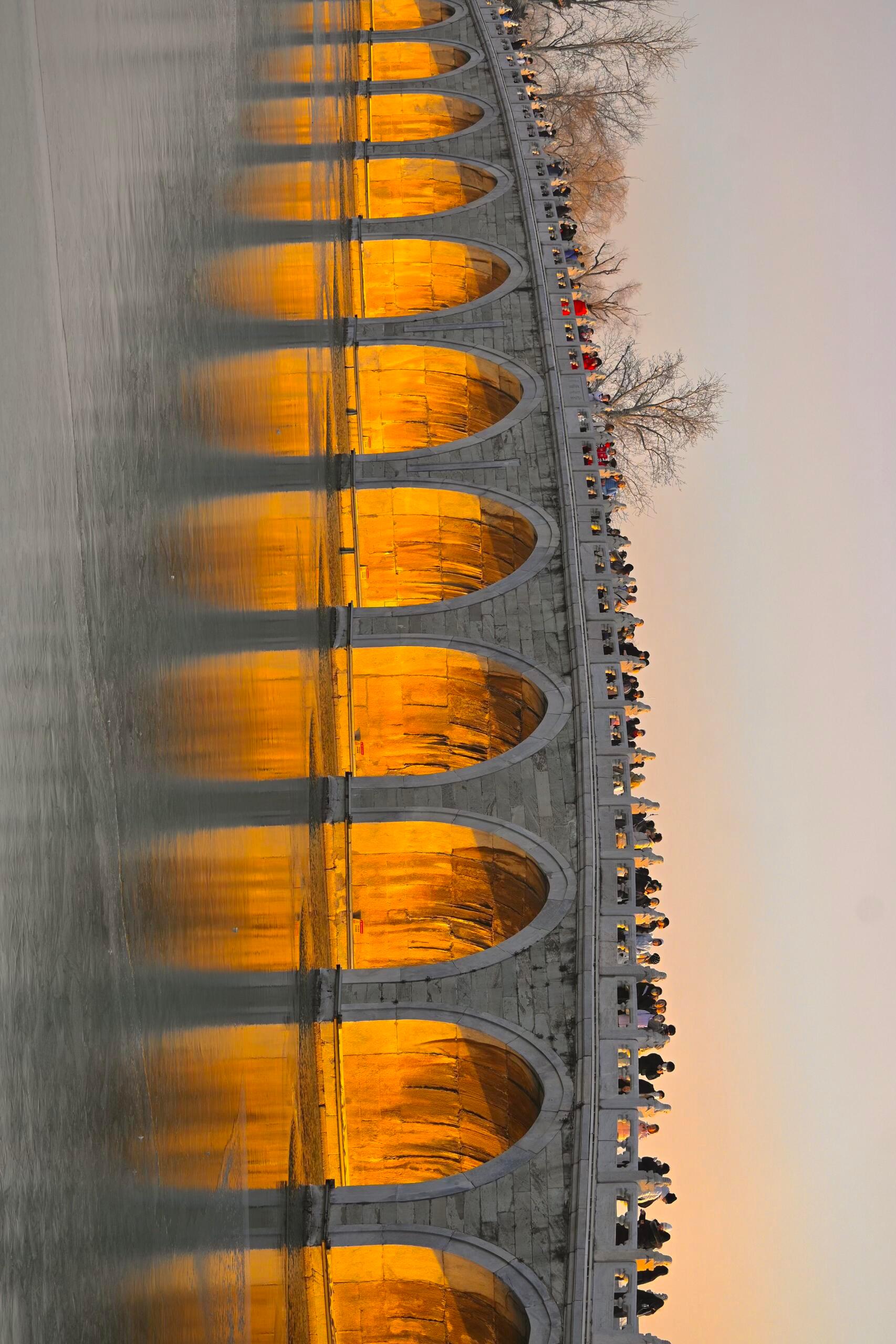 颐和园金光穿洞金拱门虽然离冬至还远，但今天颐和园金光穿洞效果极好。 