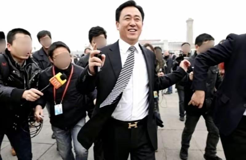 依稀记得当年你意气风发，眼见你宴宾客，终见你楼塌了，如今满头白发，余生无期徒刑牢