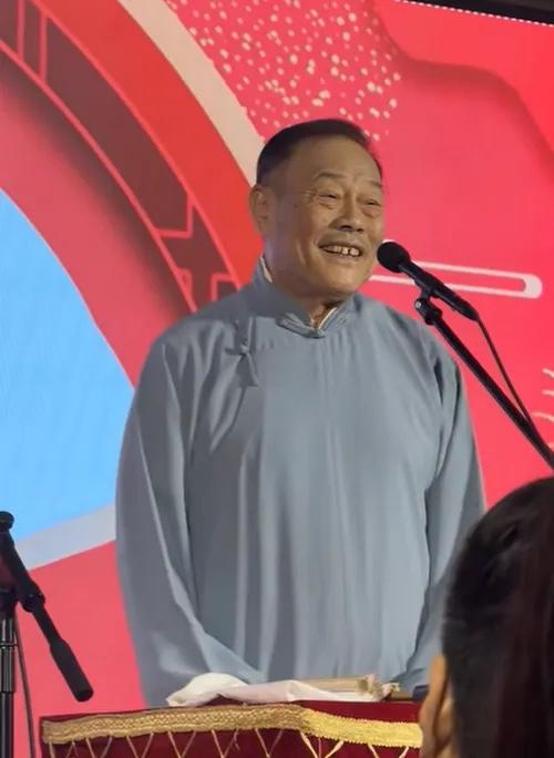 近日，有人当面问著名相声演员杨威“如果喊你杨老大，会不会挨骂？”杨威的回答还是很
