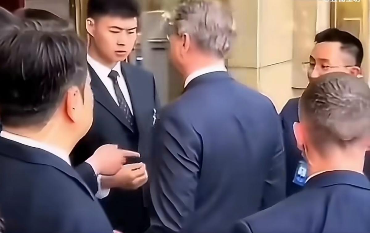 贝森特没带标识，被中国安保拦截，最后拿到标识被放行，规矩就是规矩。
美国财长贝森